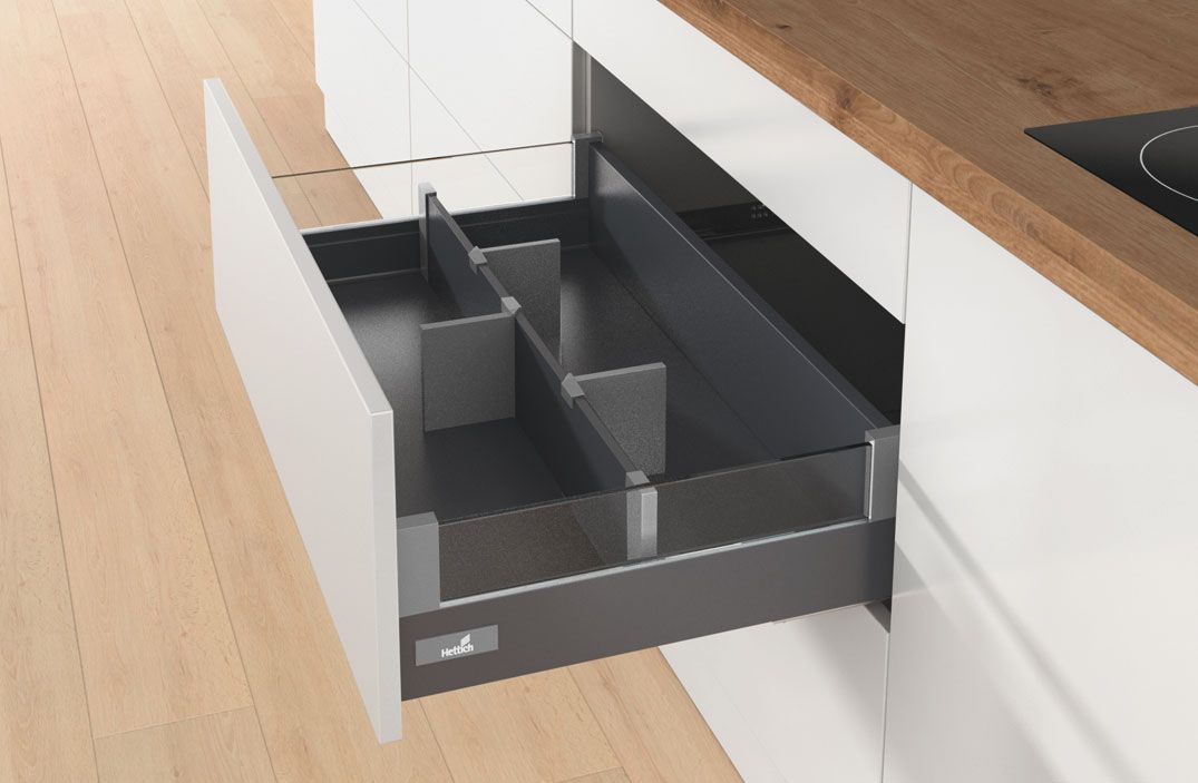 Cajonera etrecha línea de serie en color gris con un espacio