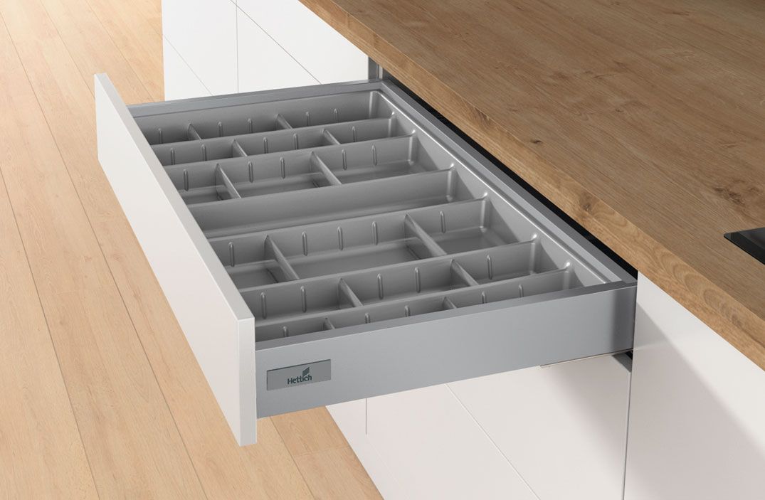 Cajonera etrecha línea de serie en color gris claro con un espacio