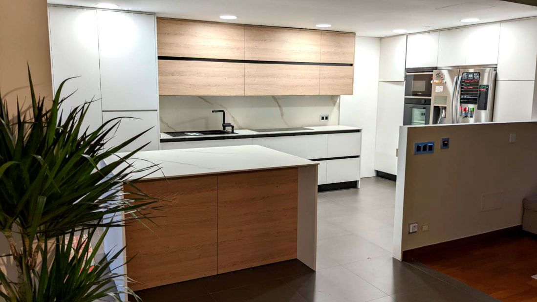 Cocina con muebles en color blanco y madera en tono claro