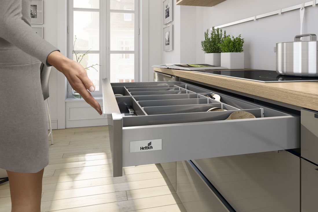 Cajonera línea de serie en color gris en cocina de madera clara