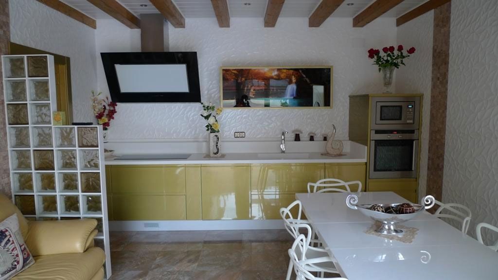 Cocinas con acabado lacado en color verde con encimera en blanco