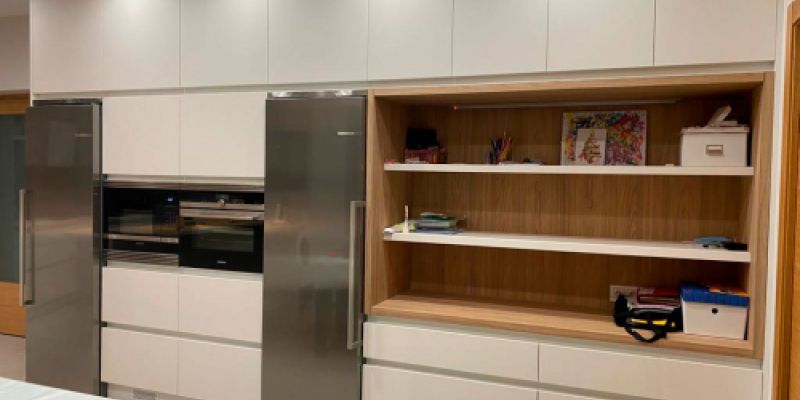 Cocina con muebles en color blanco y estantes en madera